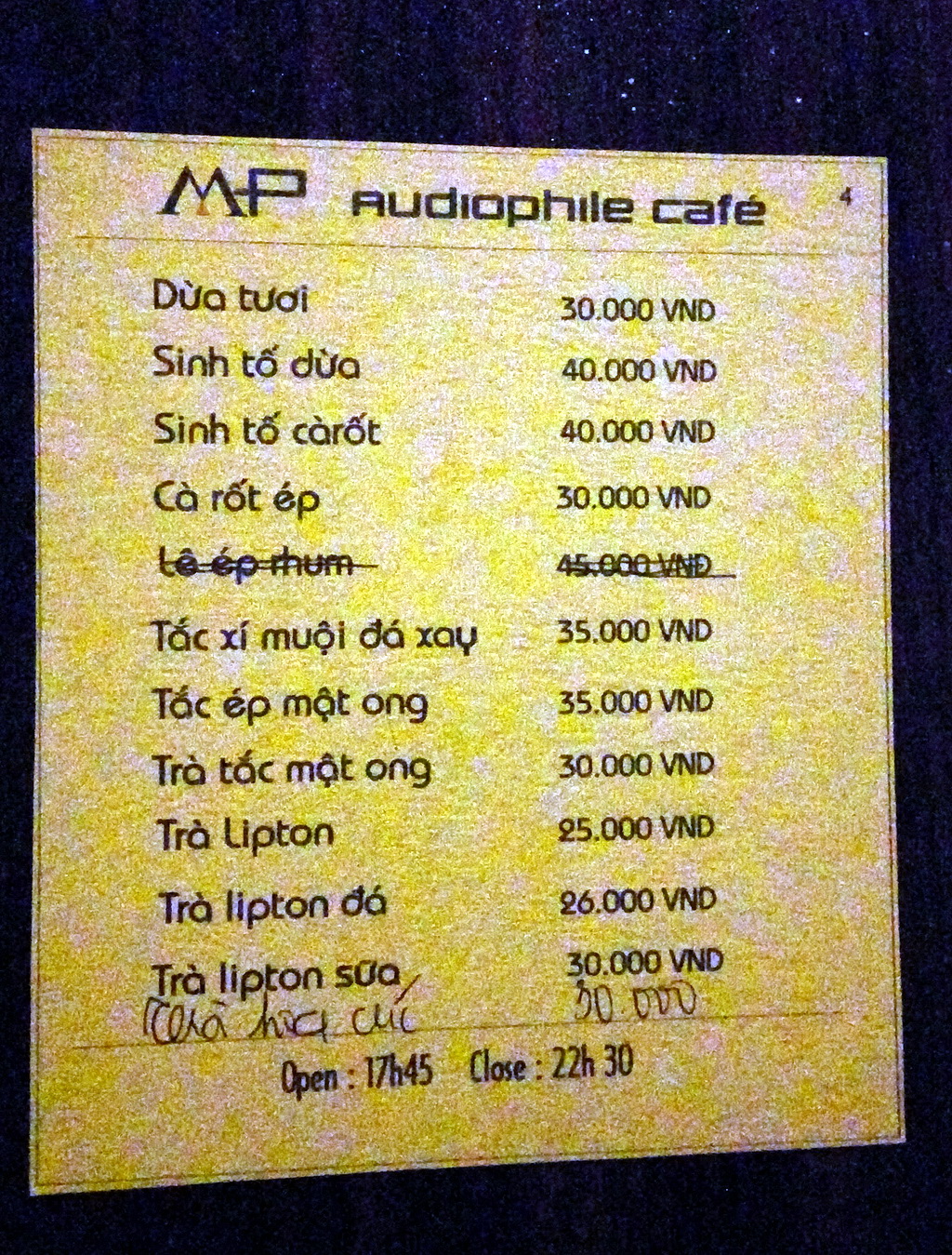 Mặt tiền gỗ và đèn vàng của MP Audiophile Cafe trong đêm Đà Lạt