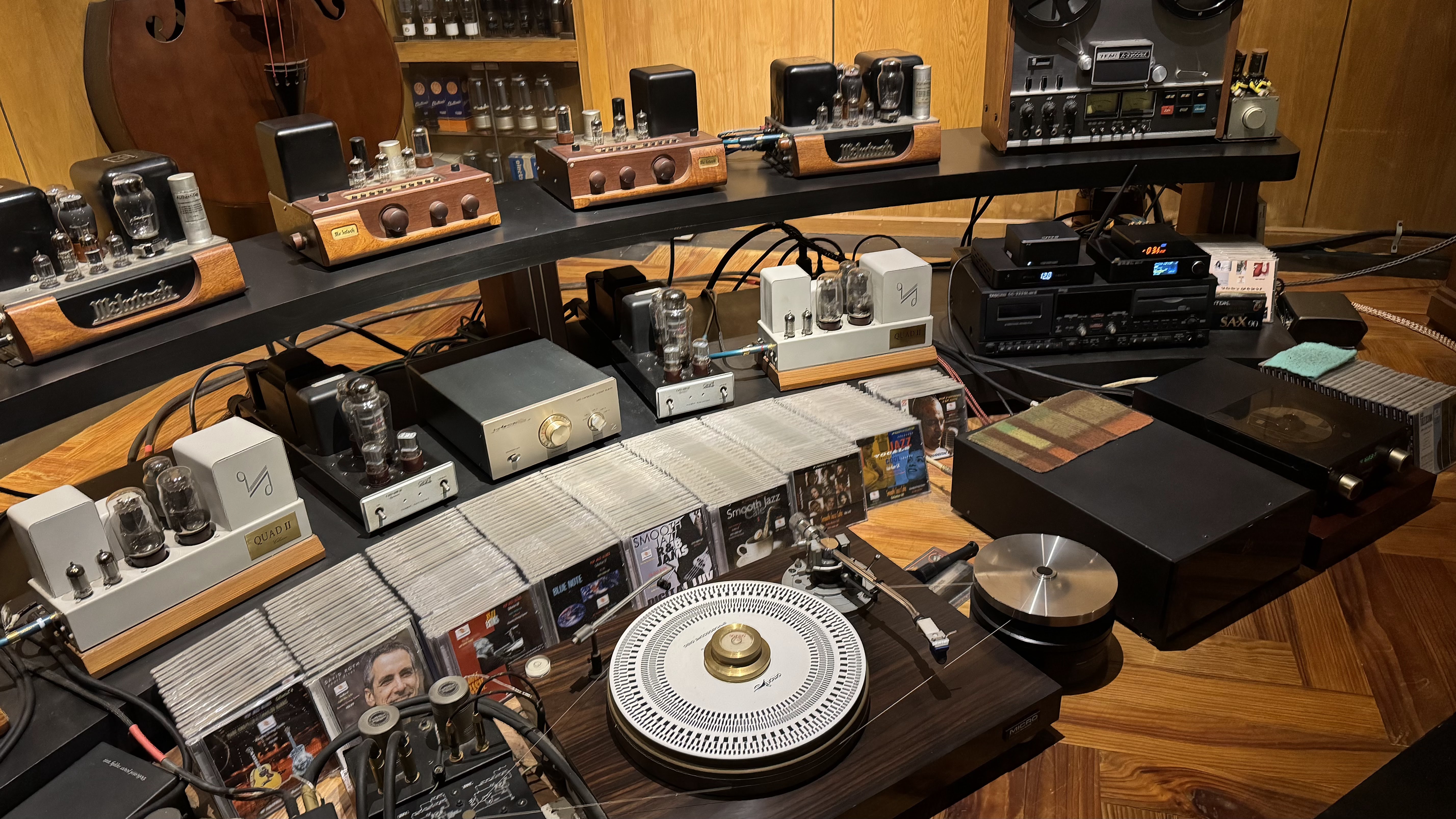 Phòng nghe MP Audiophile Cafe nhìn toàn cảnh, loa lớn hai bên